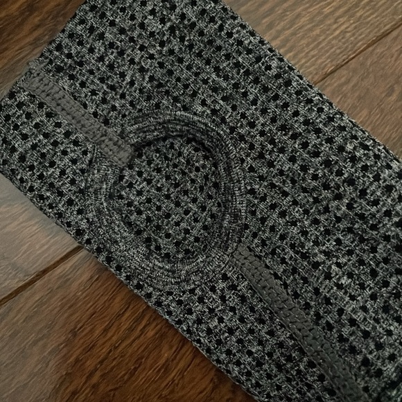 Workout top with keyholes - Picture 3 of 3